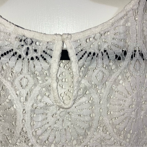 (US 4) Short-sleeved Lace Blouse - Picture 3 of 5